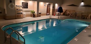 Una piscina cubierta, una piscina al aire libre, sombrillas, tumbonas