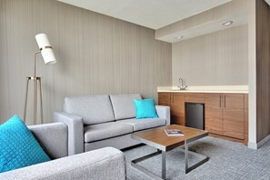 Suite, 1 chambre, non-fumeurs, en angle | Coffres-forts dans les chambres, bureau, chambres insonorisées