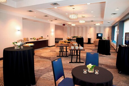 Courtyard by Marriott Downtown Toronto - Image 9