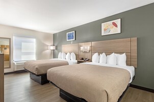 Escritorio, tabla de planchar con plancha, wifi gratis y ropa de cama 