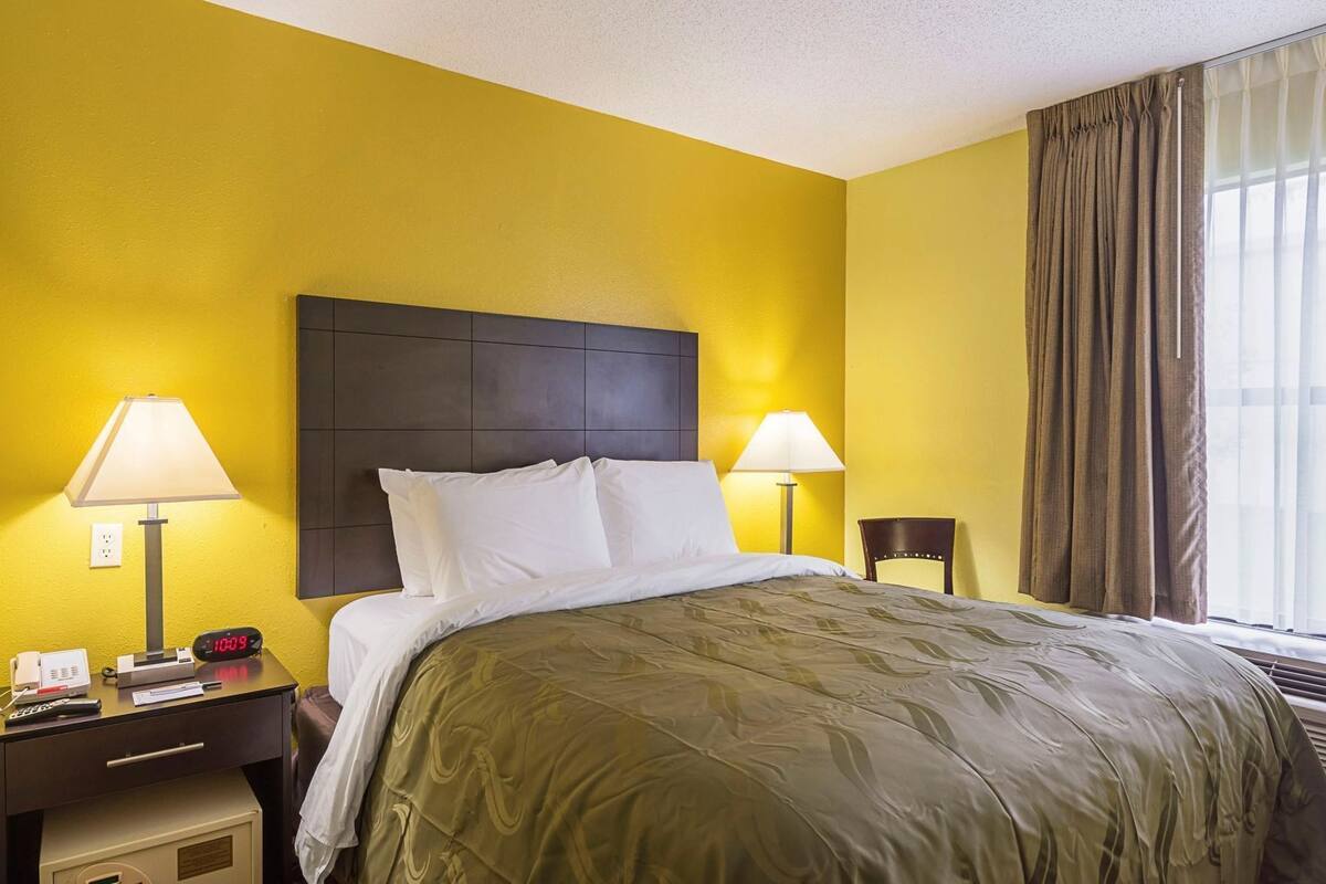 Desk, iron/ironing board, free WiFi, bed sheets