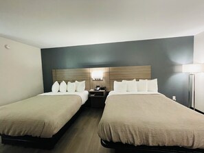 Chambre, 2 grands lits, non-fumeur | Bureau, fer et planche à repasser, lit de bébé (gratuit)