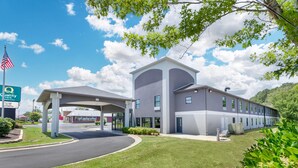 A Quality Inn hotel with a covered entrance, a parking lot, and a building with a modern design. - Quality Inn Washington NC (Washington)