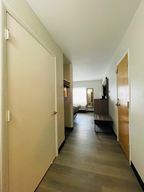 Standardzimmer, 1 King-Bett, Nichtraucher | Schreibtisch, Bügeleisen/Bügelbrett, kostenlose Babybetten