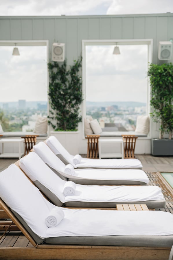 Außenpool, geöffnet von 06:00 Uhr bis 18:00 Uhr, Liegestühle