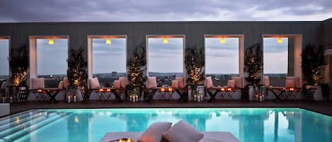 Piscina externa, funciona das 6h às 18h, espreguiçadeiras