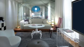 Hypo-allergenic bedding, Select Comfort beds, minibar, in-room safe