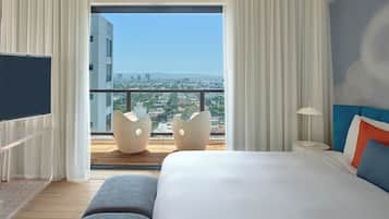 Loft, 1 King Bed, Balcony (Skyview) | Hypo-allergenic bedding, Select Comfort beds, minibar, in-room safe