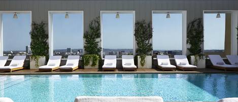 Alberca al aire libre, acceso de 06:00 a 18:00, y camastros