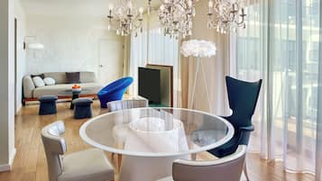 Loft, 1 King Bed, Balcony (Skyview) | Hypo-allergenic bedding, Select Comfort beds, minibar, in-room safe