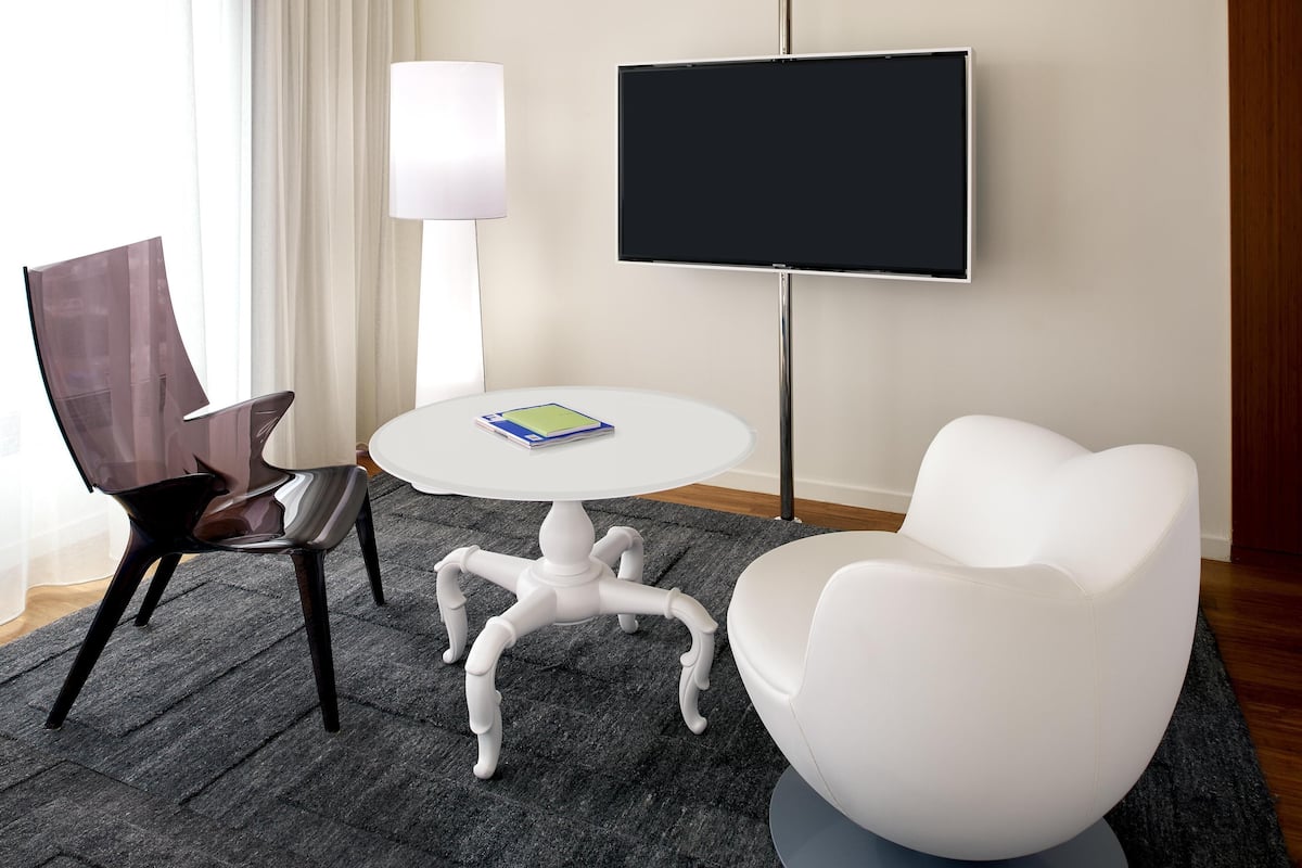 50-tums platt-tv med digitalkanaler, tv och en iPod-dockningsstation