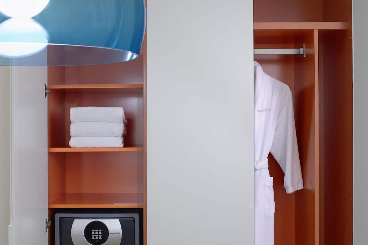 Hypo-allergenic bedding, Select Comfort beds, minibar, in-room safe