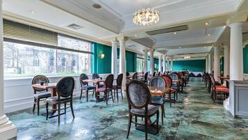 Lunch and dinner served, international cuisine