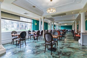 Lunch and dinner served, international cuisine - Winchester Wessex Hotel by Sunday (Winchester)