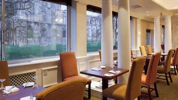 Serveert lunch en diner, internationale gerechten