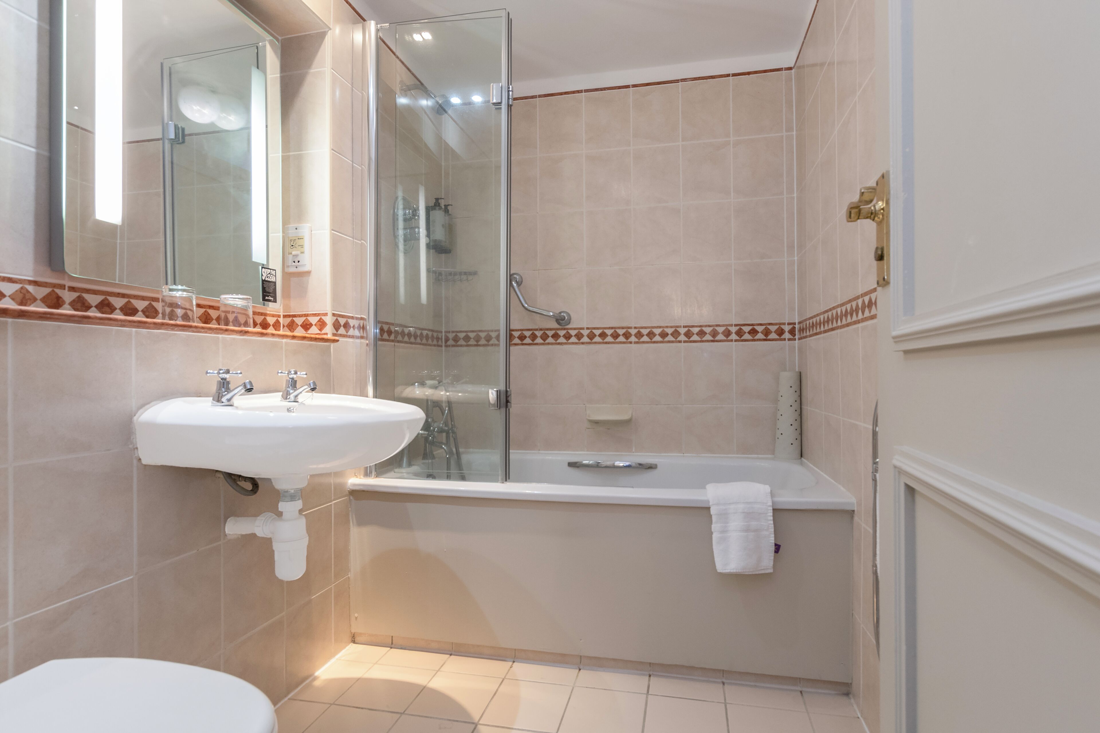 Un baño con lavabo, inodoro y zona de ducha.