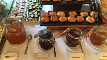 Bữa sáng kiểu Âu vào ngày cuối tuần (16.50 GBP/mỗi người)