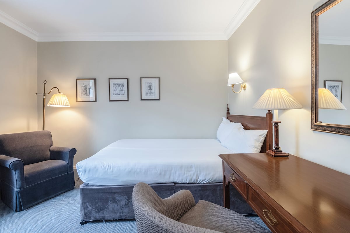 Dobbeltrom – classic | Skrivebord, lydisolert, strykejern/-brett og barnesenger (inkludert)