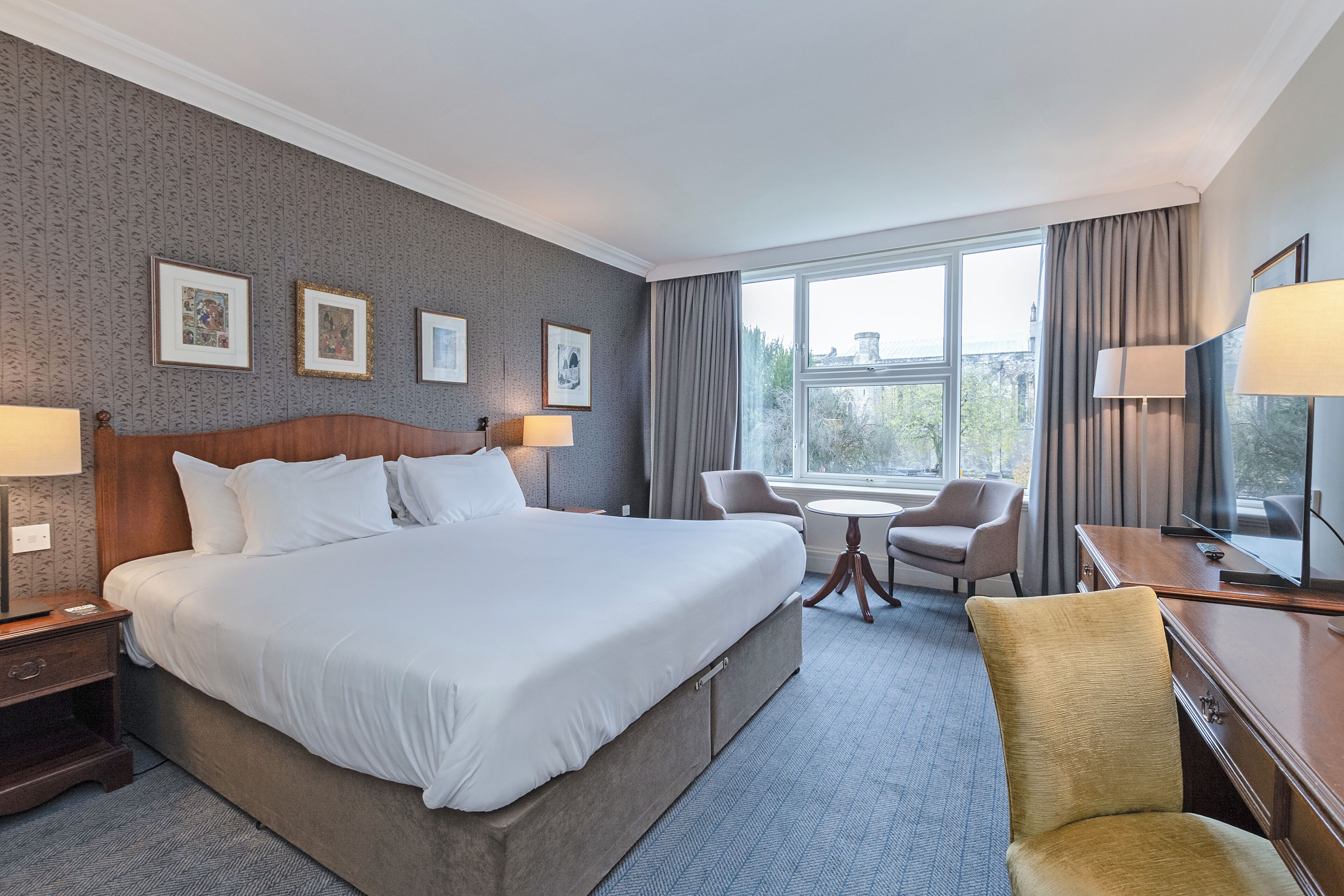 Bureau, chambres insonorisées, fer et planche à repasser