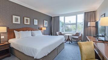 Bureau, chambres insonorisées, fer et planche à repasser