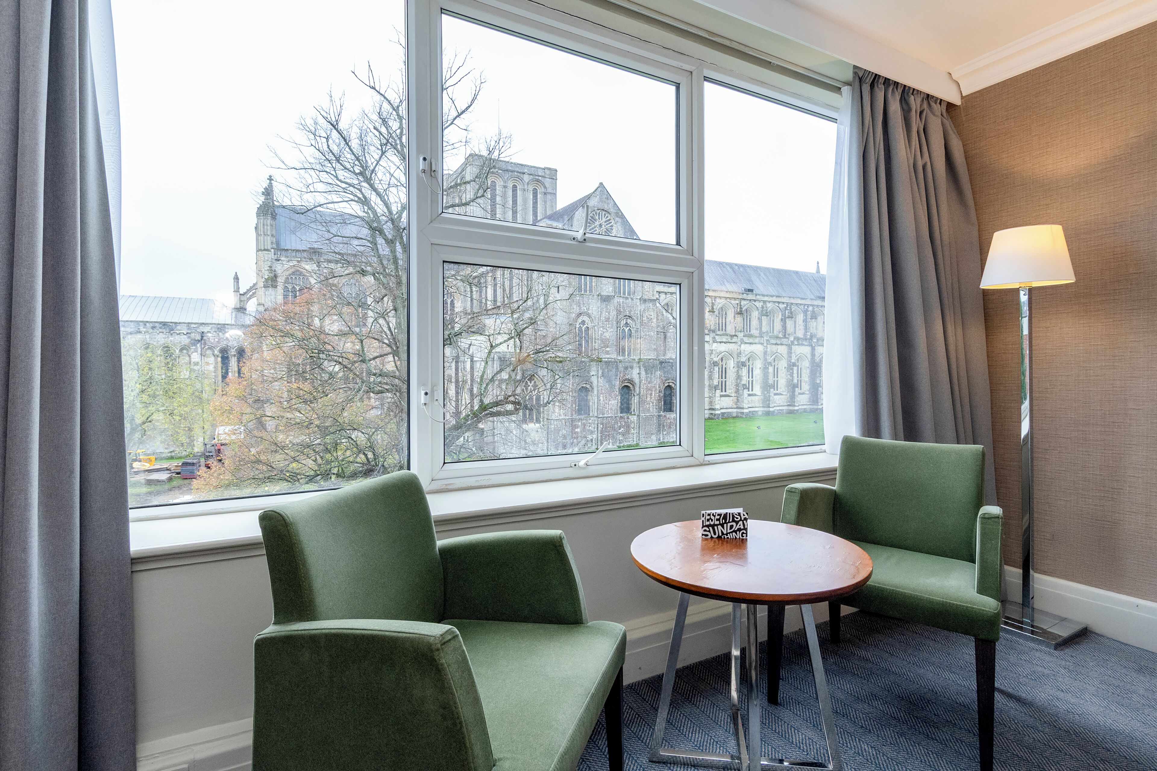 ห้องเอ็กเซกคิว  ทีฟดับเบิล | โต๊ะทำงาน, ห้องเก็บเสียง, เตารีด/โต๊ะรีดผ้า, เปล/เตียงเด็กอ่อน (ฟรี)