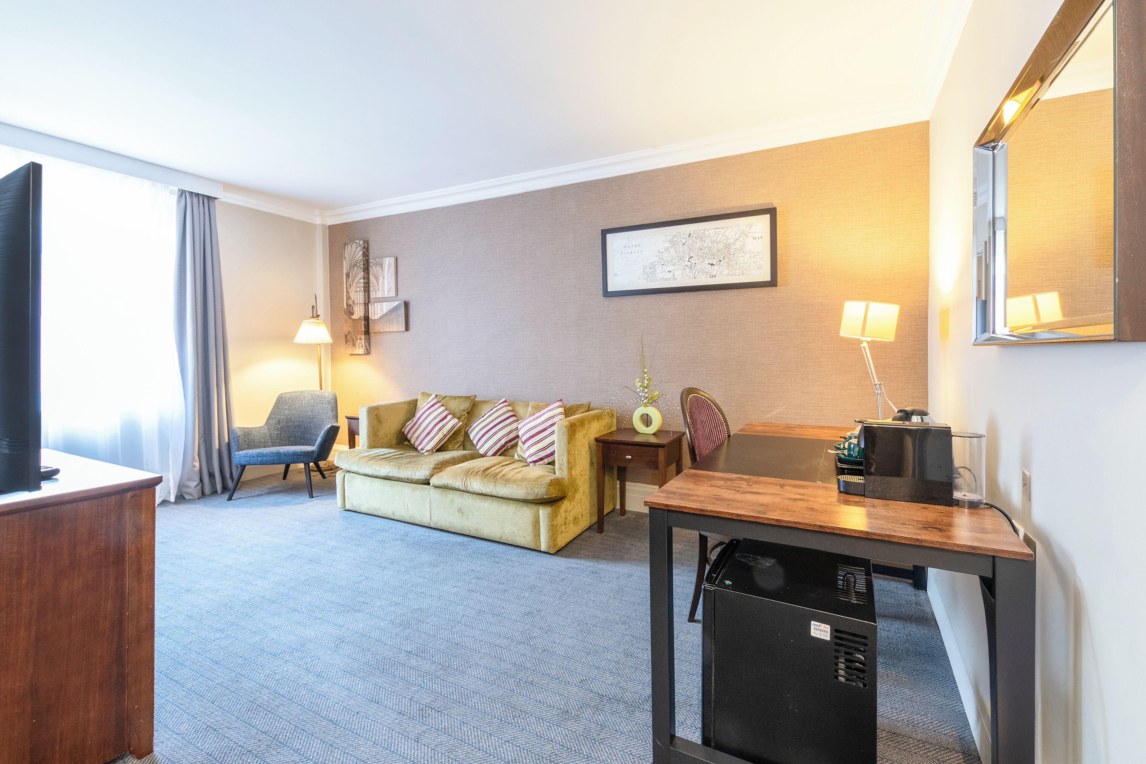 ห้องดีลักซ์สวีท, เตียงใหญ่ 1 เตียง | โต๊ะทำงาน, ห้องเก็บเสียง, เตารีด/โต๊ะรีดผ้า, เปล/เตียงเด็กอ่อน (ฟรี)