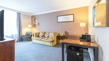 Deluxe Suite, 1 Double Bed | Desk, soundproofing, iron/ironing board, free cribs/infant beds