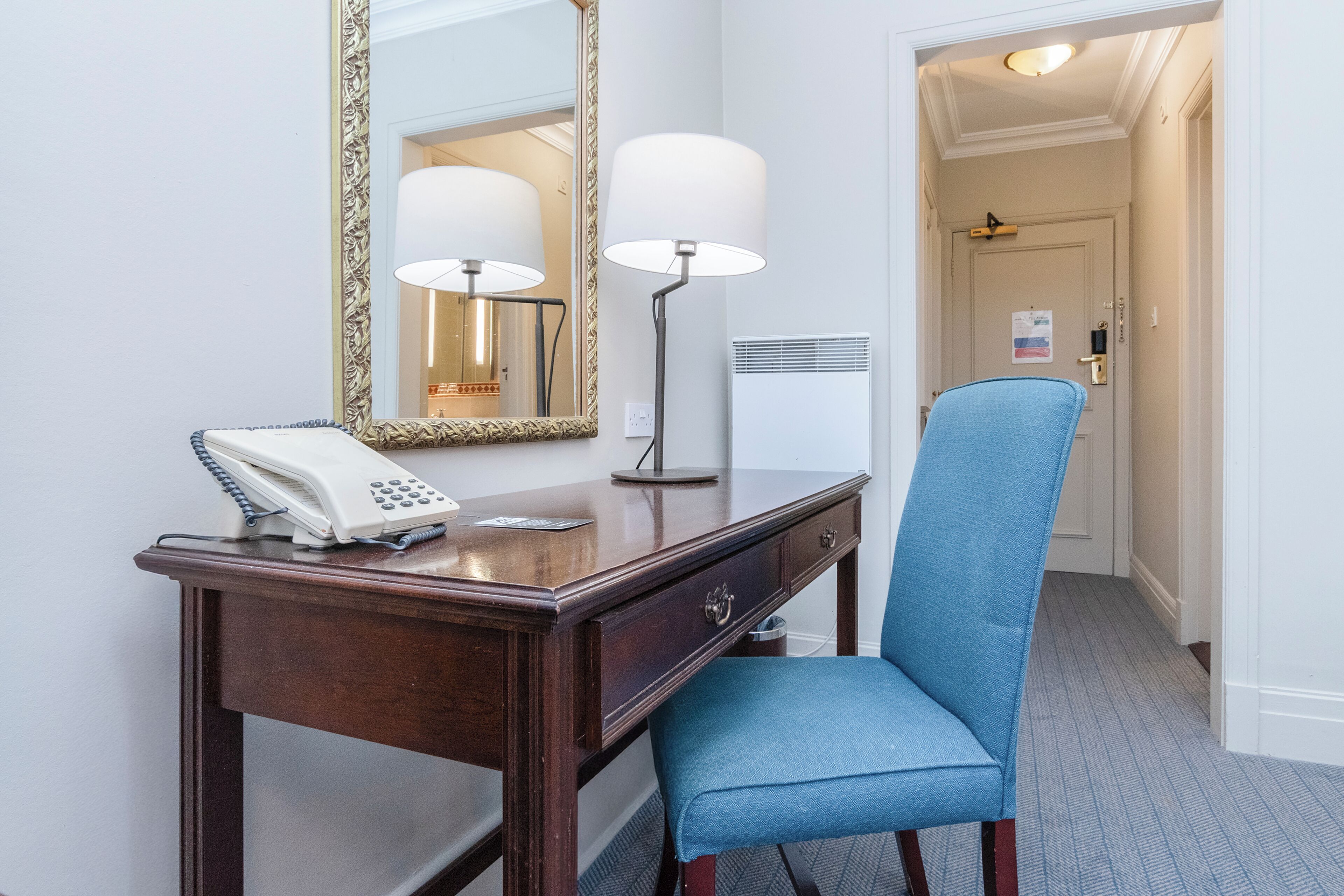 Enkeltrom – classic | Skrivebord, lydisolert, strykejern/-brett og barnesenger (inkludert)