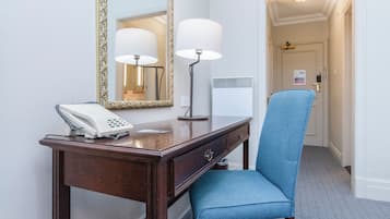 Enkeltrom – classic | Skrivebord, lydisolert, strykejern/-brett og barnesenger (inkludert)