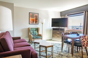 Suite, 1 Bedroom | Living area