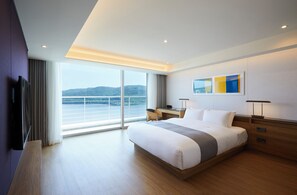 Couette en duvet, bureau, fer et planche à repasser