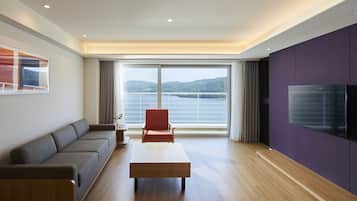 Donsdekens, een bureau, een strijkplank/strijkijzer