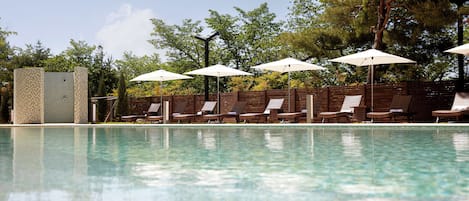 Piscina coperta, piscina stagionale all'aperto, cabanas (a pagamento)