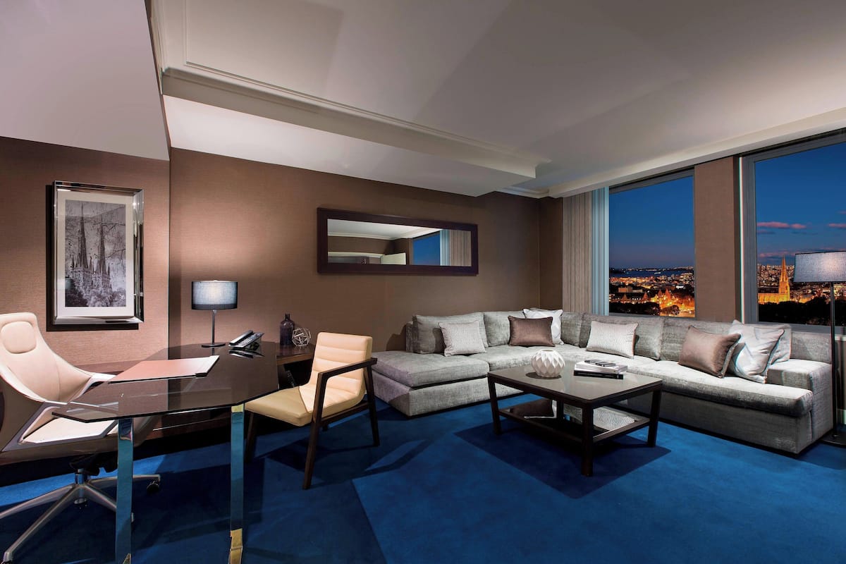 Grand Suite, 1 King Bed | Living area