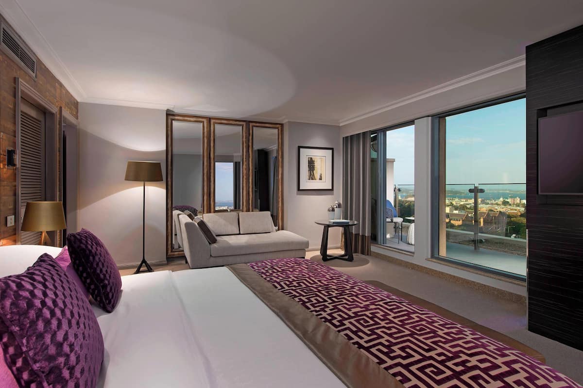 executive suite, 1 bedroom | 1 bedroom, premium bedding, minibar, in-room safe