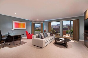 En 55-tommers LCD-TV med kabel-kanaler samt TV og iPod-dokkingstasjon