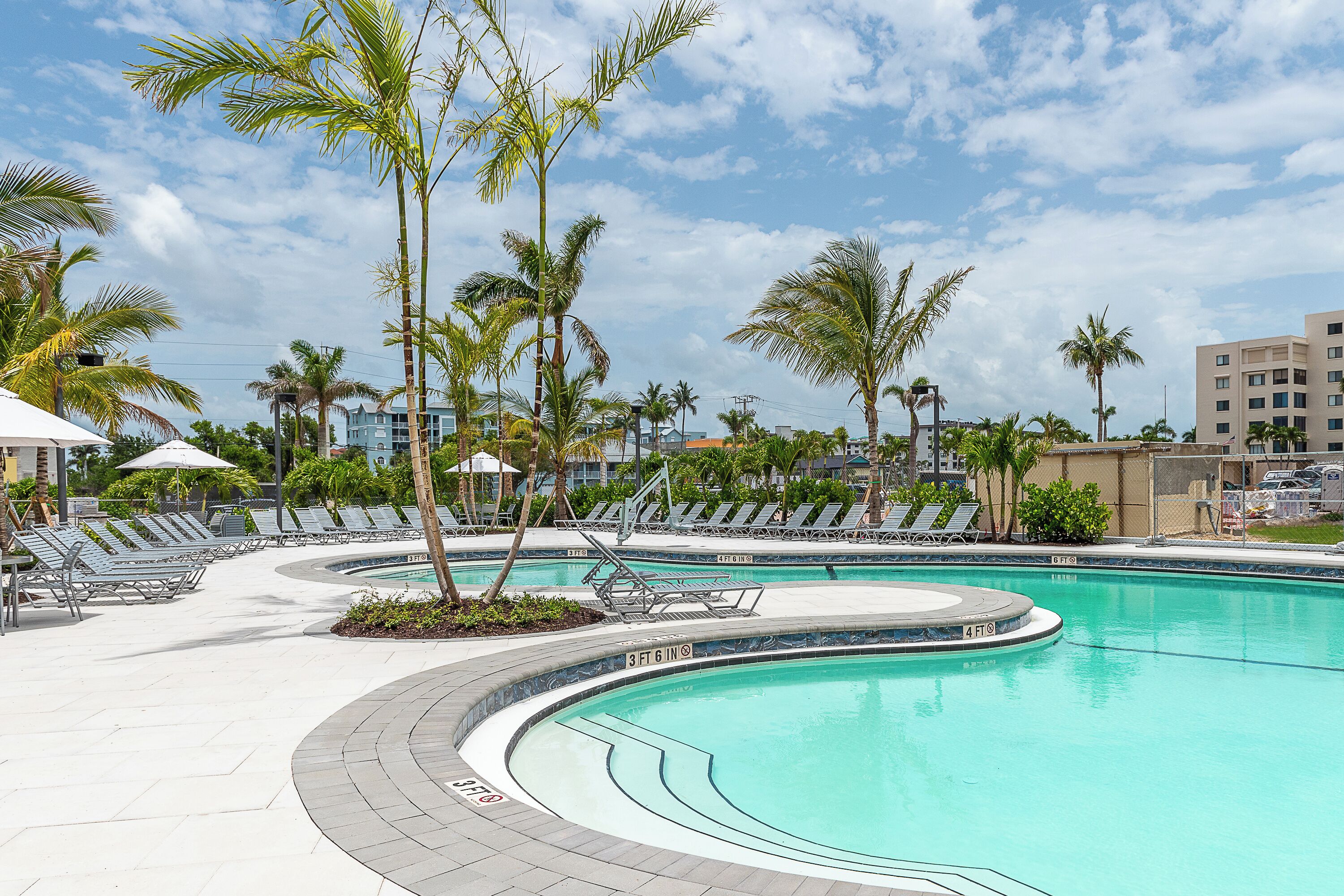 室外游泳池，池畔遮阳伞，日光浴躺椅