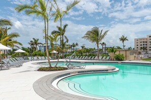 Ulkouima-allas, aurinkovarjoja, aurinkotuoleja