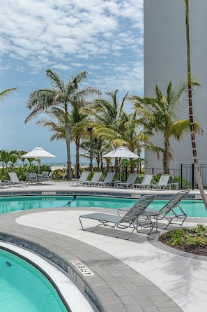 Piscina externa, guarda-sóis, espreguiçadeiras