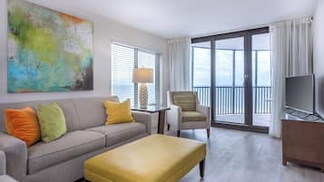 Condo | Área de estar | TV de tela plana, DVD player, filmes pagos