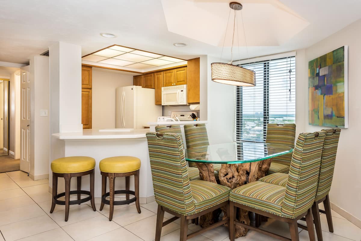 full-sized fridge, microwave, oven, stovetop