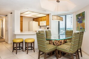Full-size fridge, microwave, oven, stovetop