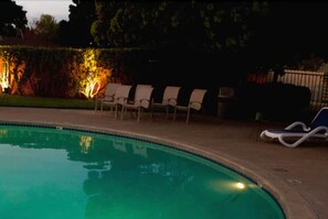Outdoor pool, pool loungers - Coral Reef Inn & Suites (Alameda)