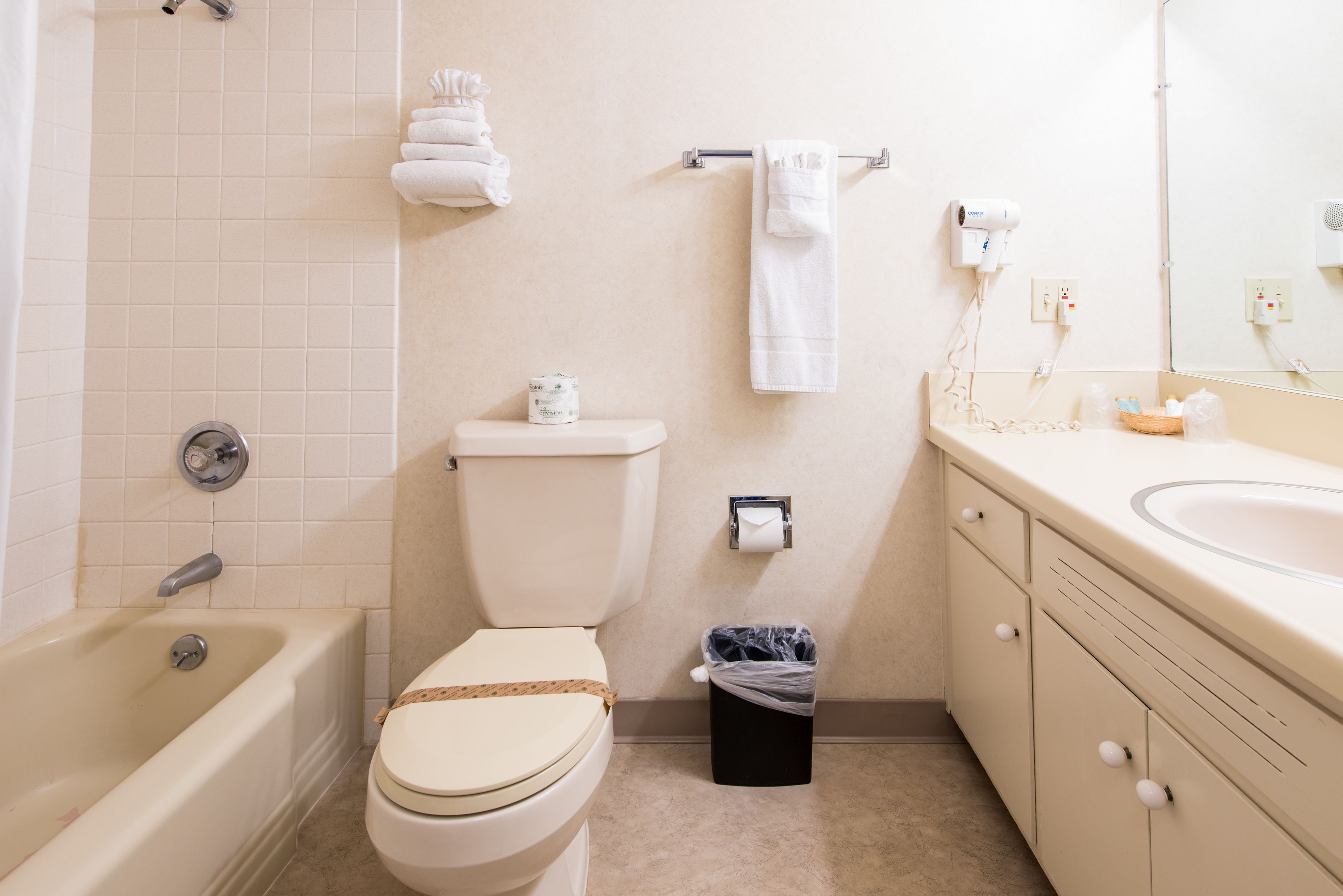 Ein Badezimmer mit Badewanne, Toilette, Waschbecken und Handtuchhalter.