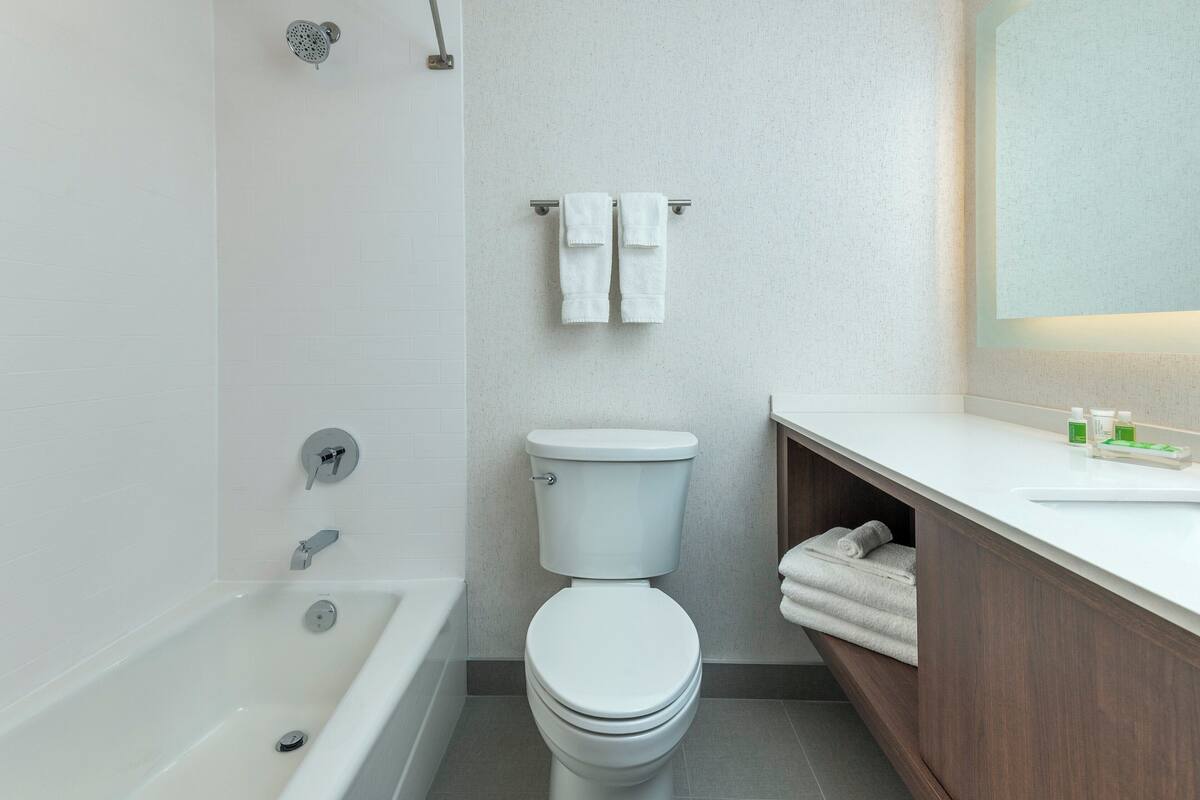 standard room | bathroom | free toiletries, hair dryer, towels, soap