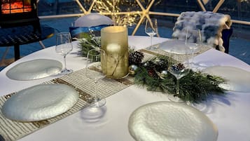 Σερβίρεται πρωινό, μεσημεριανό και βραδινό, με τοπική κουζίνα