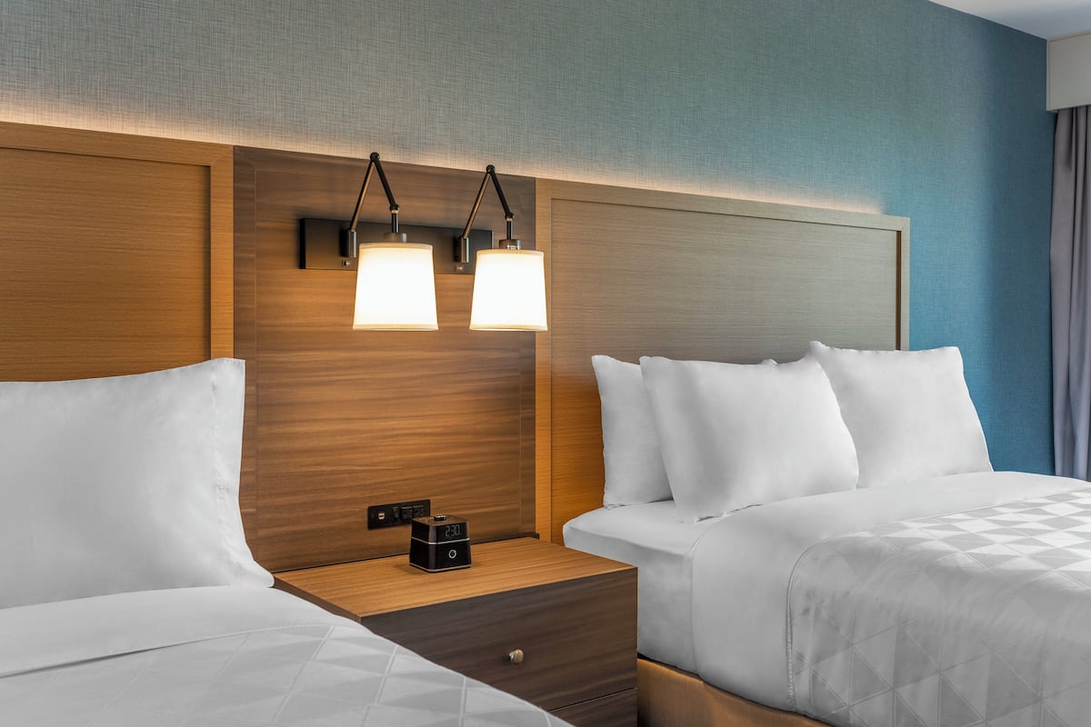 1 bedroom, desk, blackout curtains, soundproofing