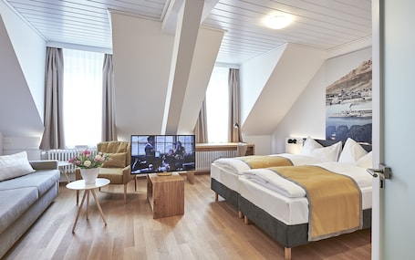 Ropa de cama de alta calidad y caja de seguridad en la habitación . Hotel Central Luzern