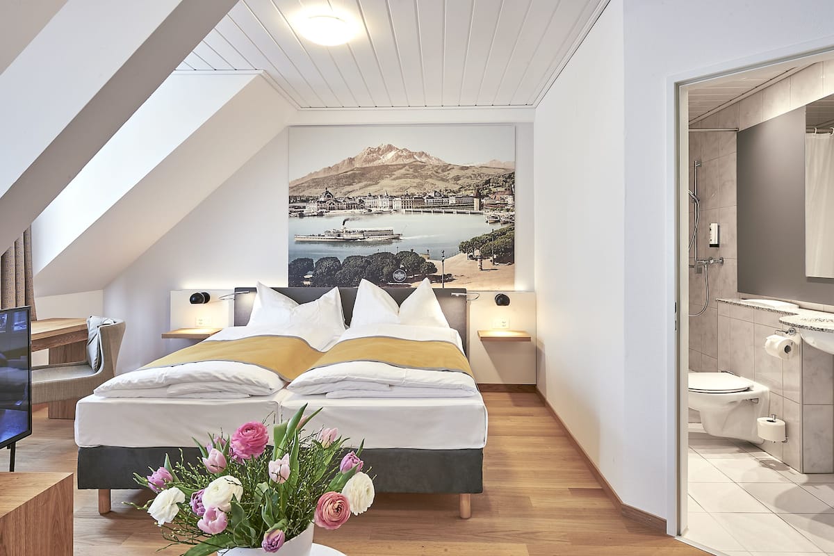 family room (cosy) | premium bedding, in-room safe, desk, soundproofing