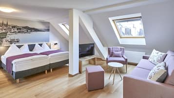 Een moderne loft slaapkamer met een bed, een televisie, een bank en uitzicht op een stadsbeeld.